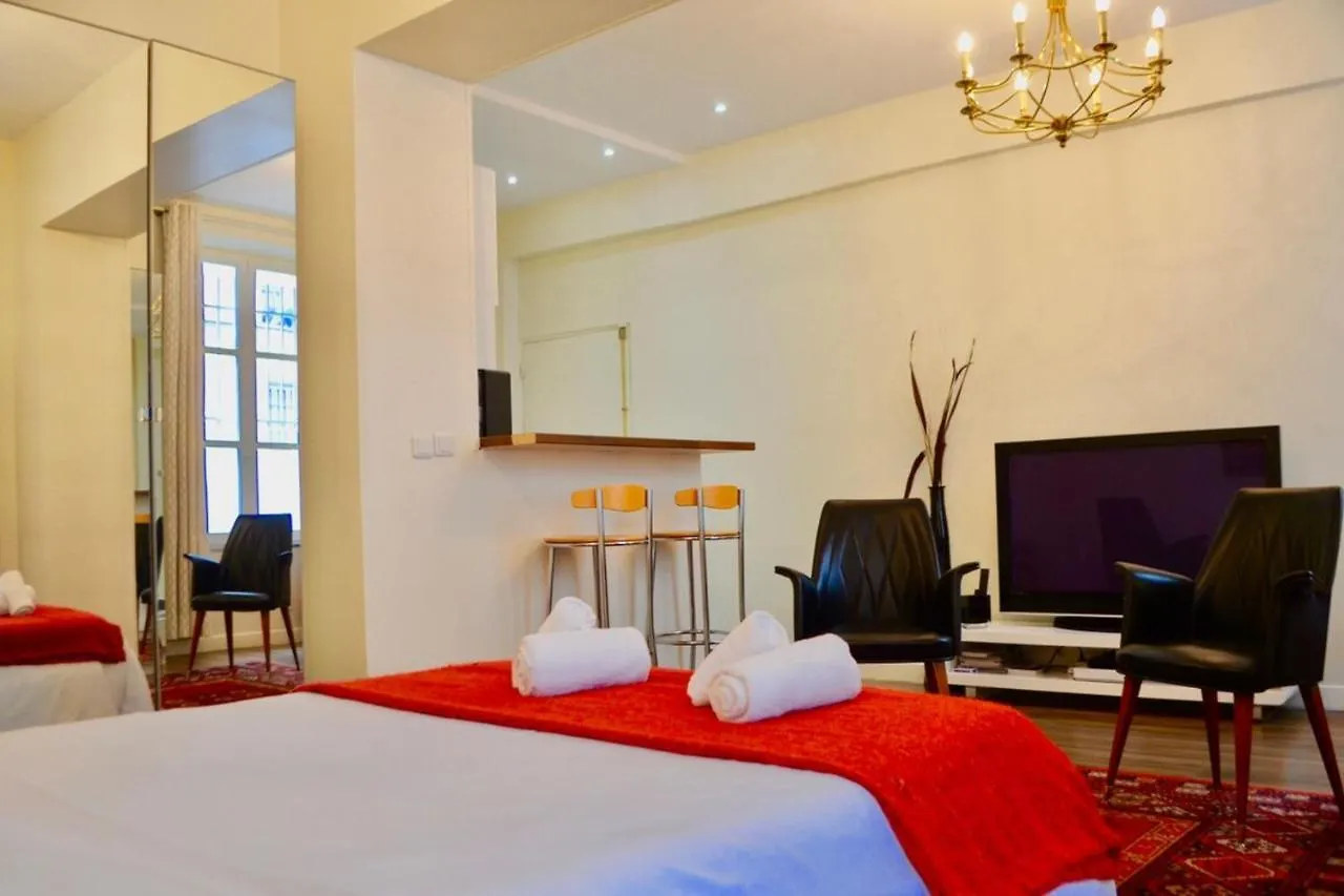 アパート 1 Bedroom In The Heart Of The Marais Area *