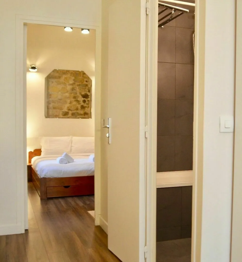 1 Bedroom In The Heart Of The Marais Area *